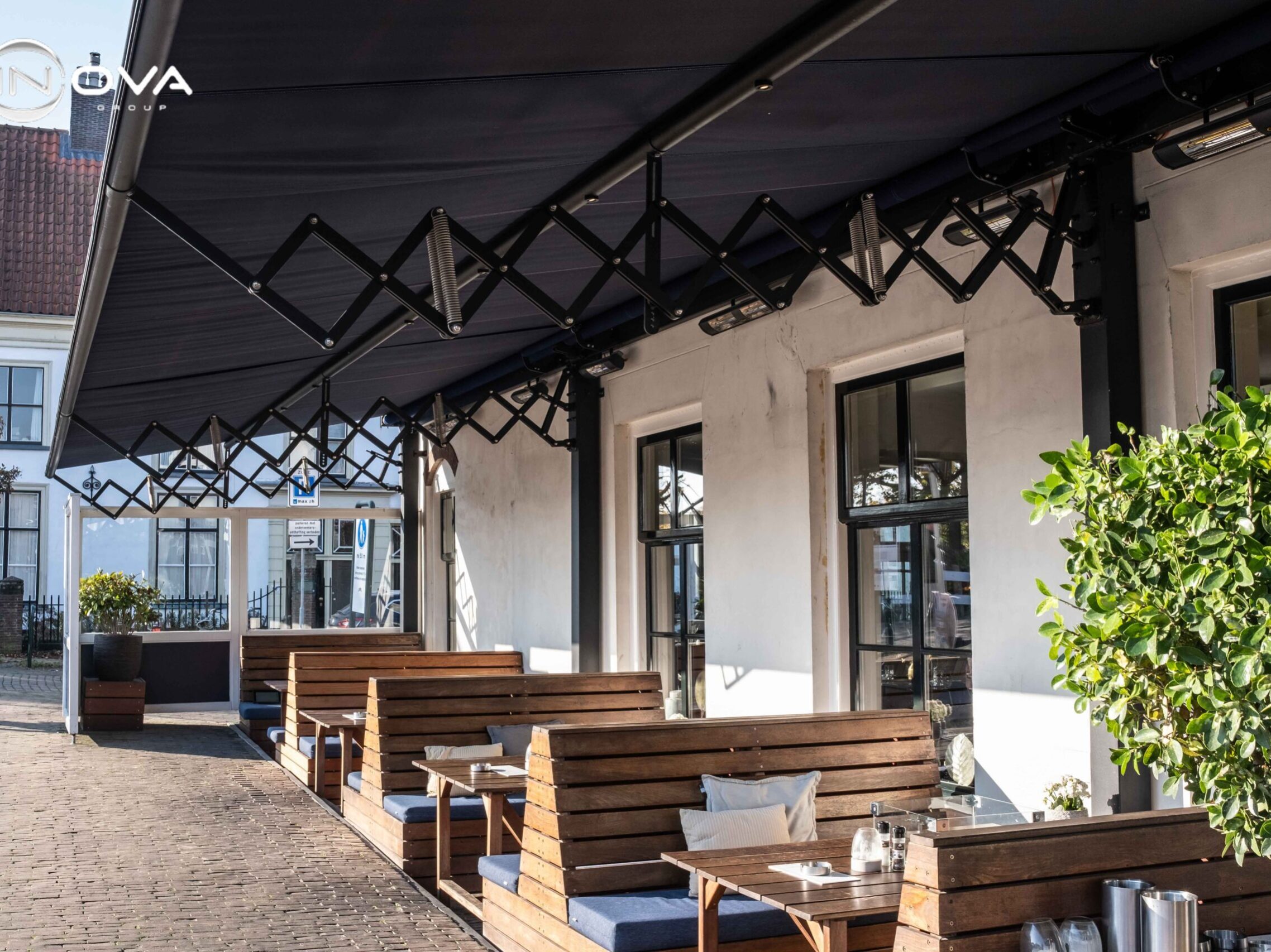 Schaararmscherm horeca terrasoverkapping detail constructie Inova Group The River