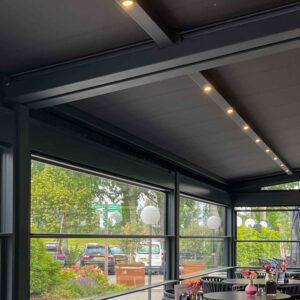 Terrasoverkapping van regendicht textiel met geïntegreerde LED verlichting horeca
