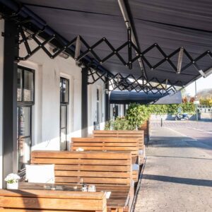 Terrasoverkapping horeca schaararmscherm open The River Voorburg terras zonwering