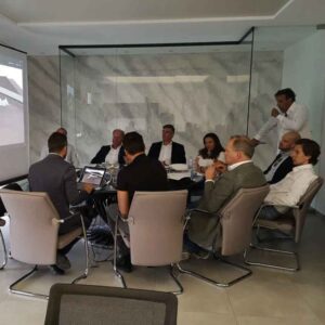 Overleg in Italiaanse fabriek over productie horeca terrasoverkapping Nieuw Kijkduin